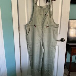 Women’s ply cotton blend jumpsuit. Green with bee pictures. Size xl